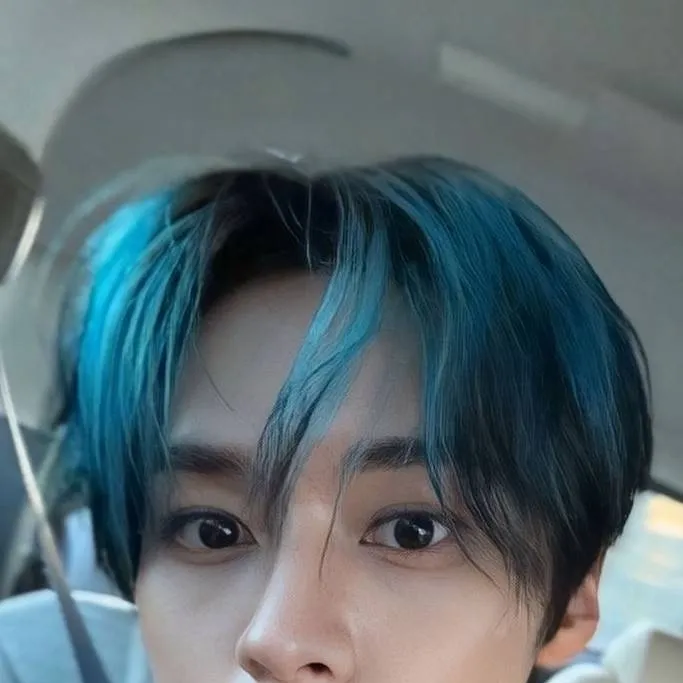 chat with ai character: lee-know straykids