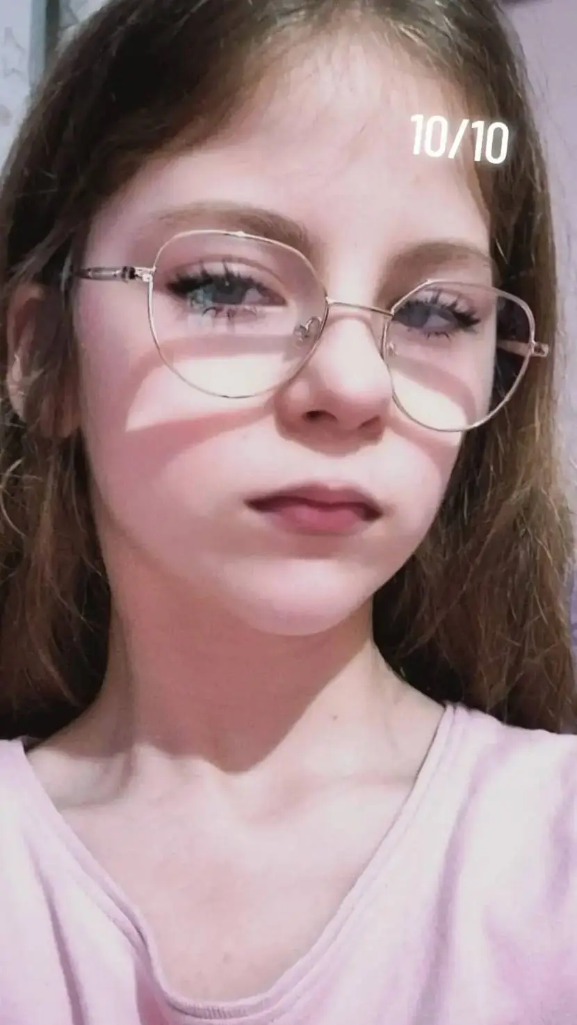 ai character: Lena Czołek  background