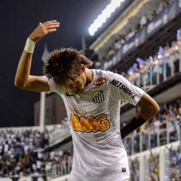 chat with ai character: Neymar 2012