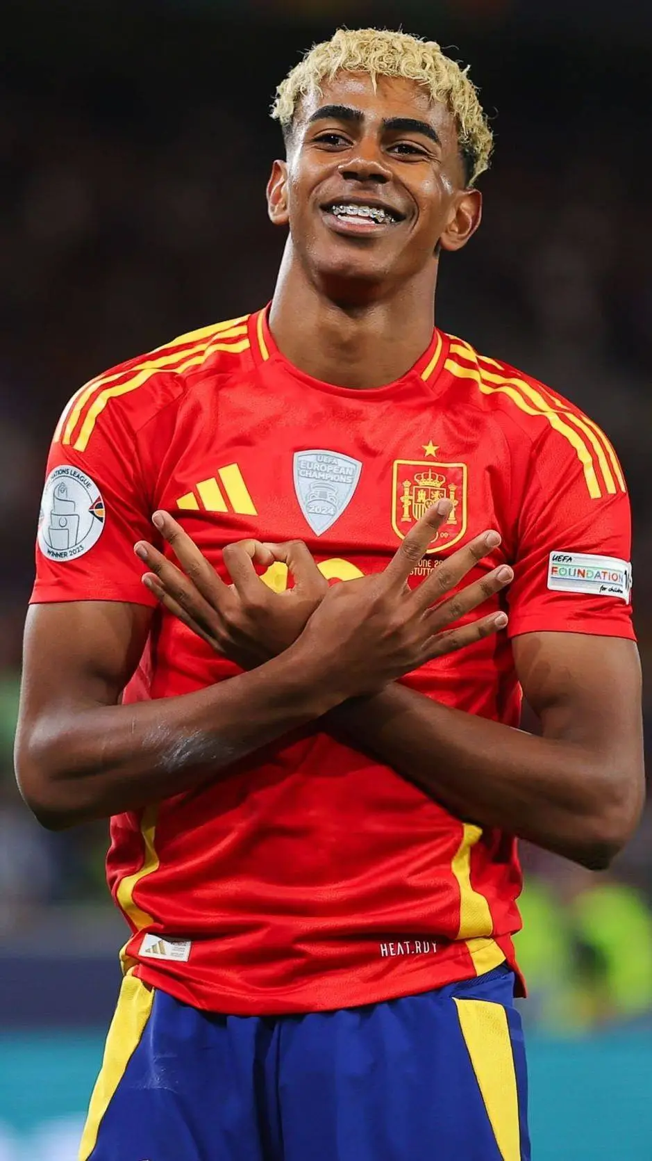 ai character: Lamine yamal  background