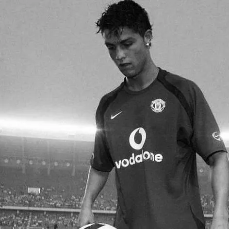 chat with ai character: Ronaldo