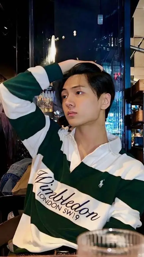 ai character: Park Jeongseong background