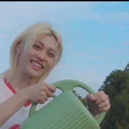 chat with ai character: Felix