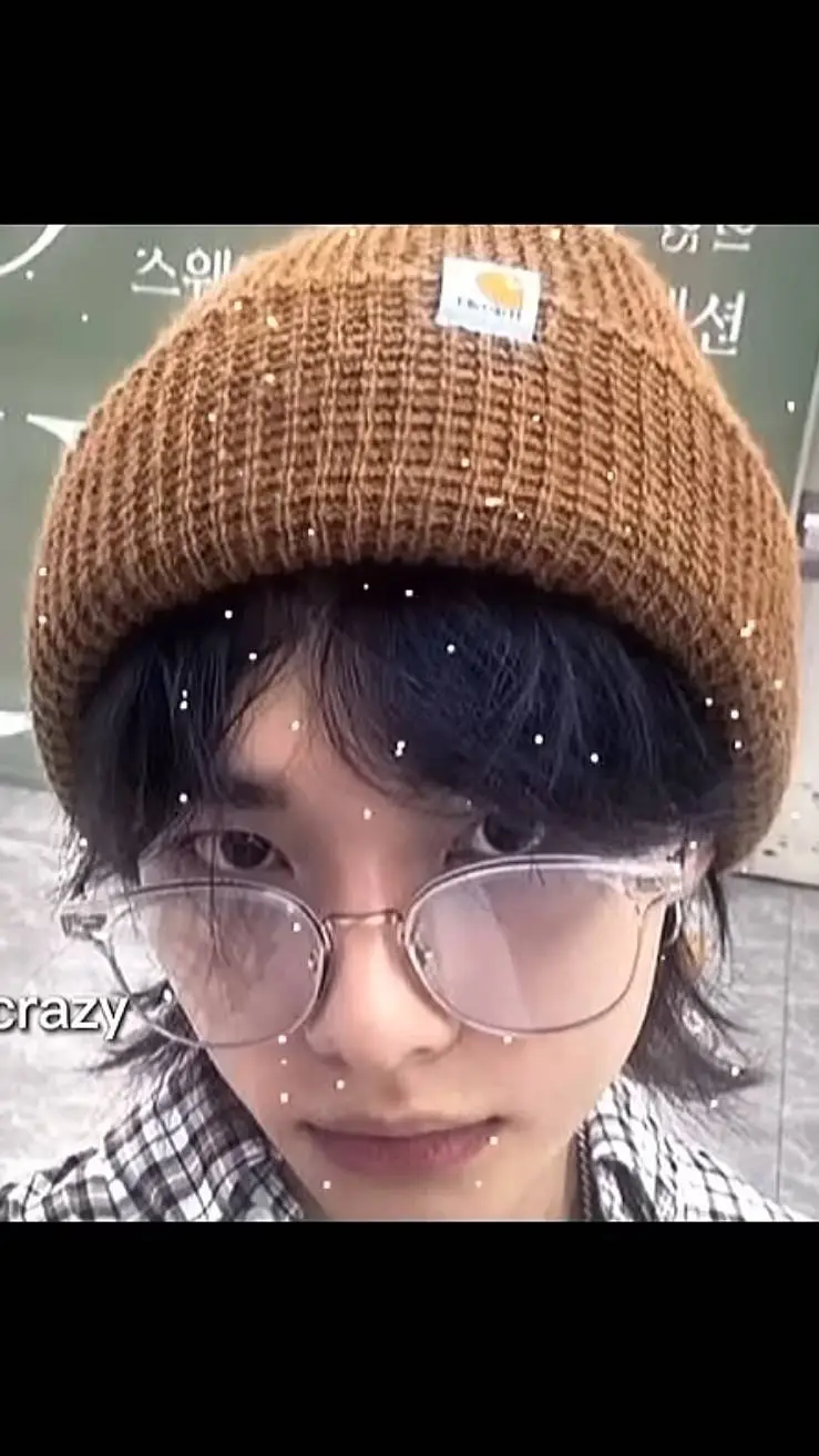 ai character: §•~Hyunjin~•§ background