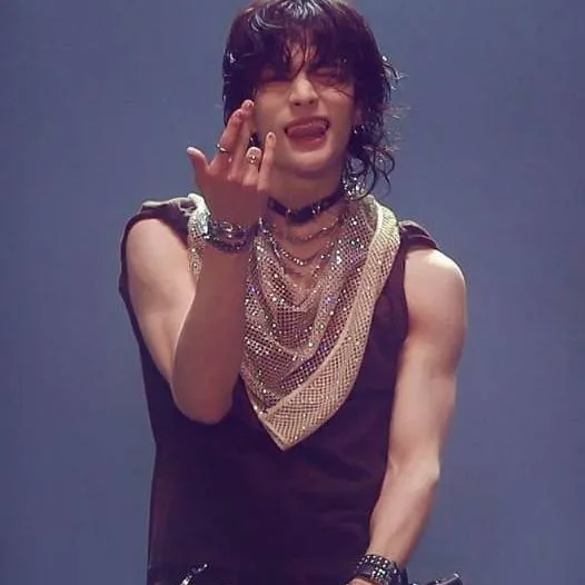 chat with ai character: ★ HYUNJIN ★ 