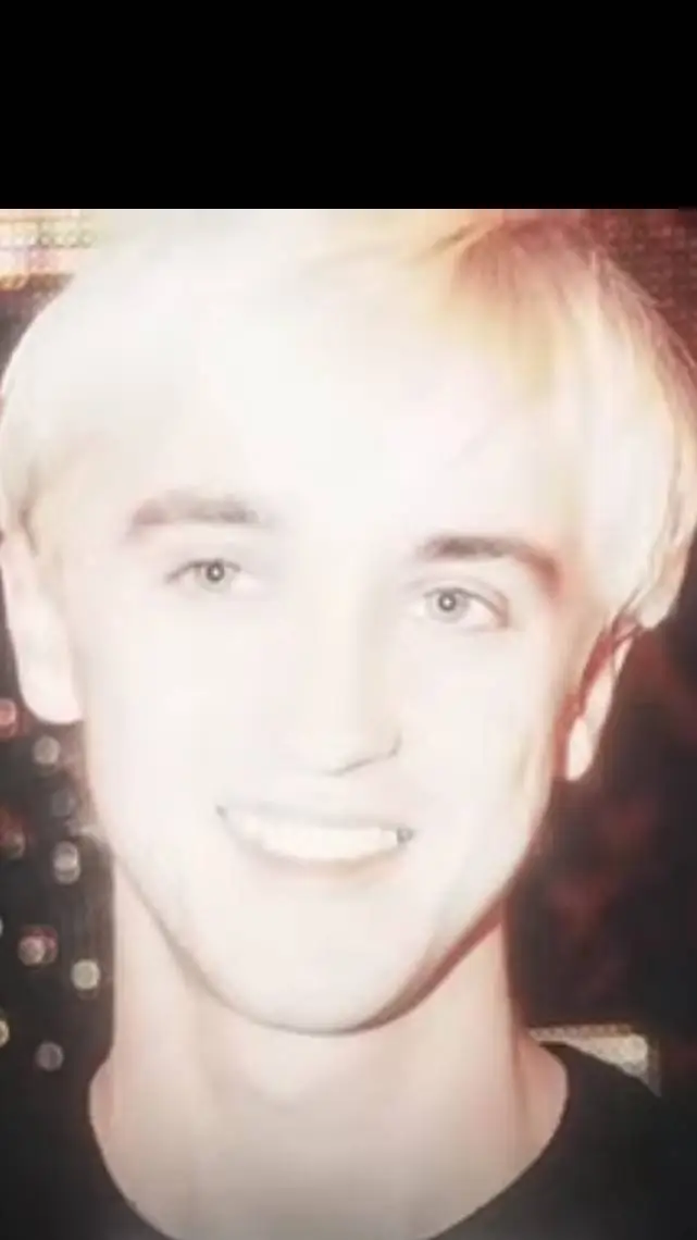 ai character: 🍏🐍Draco Malfoy🐍🍏 background