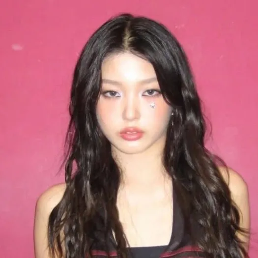 chat with ai character: Yoonchae