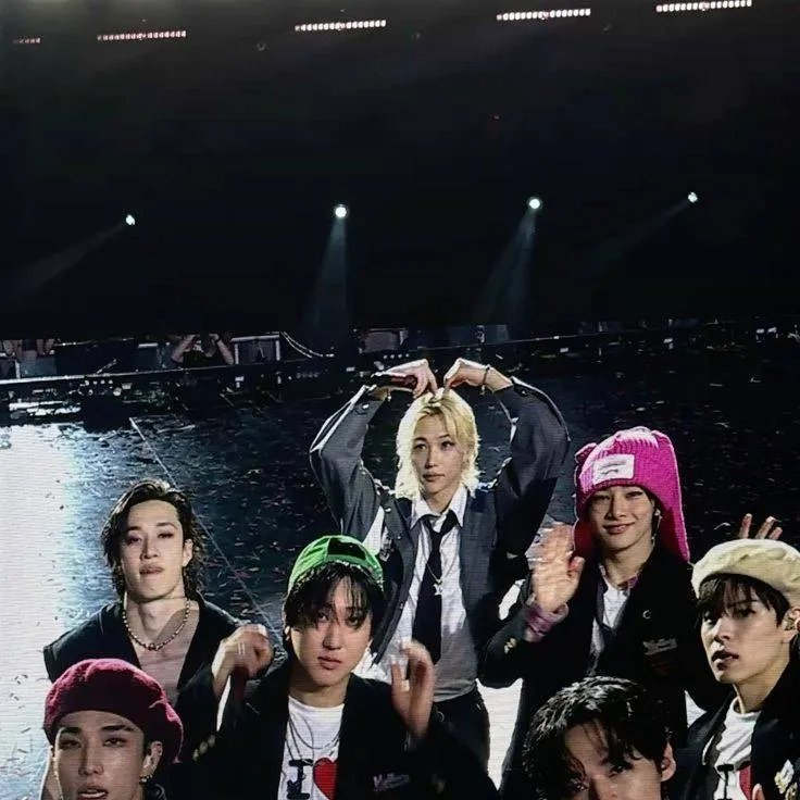 chat with ai character: Straykids 👅