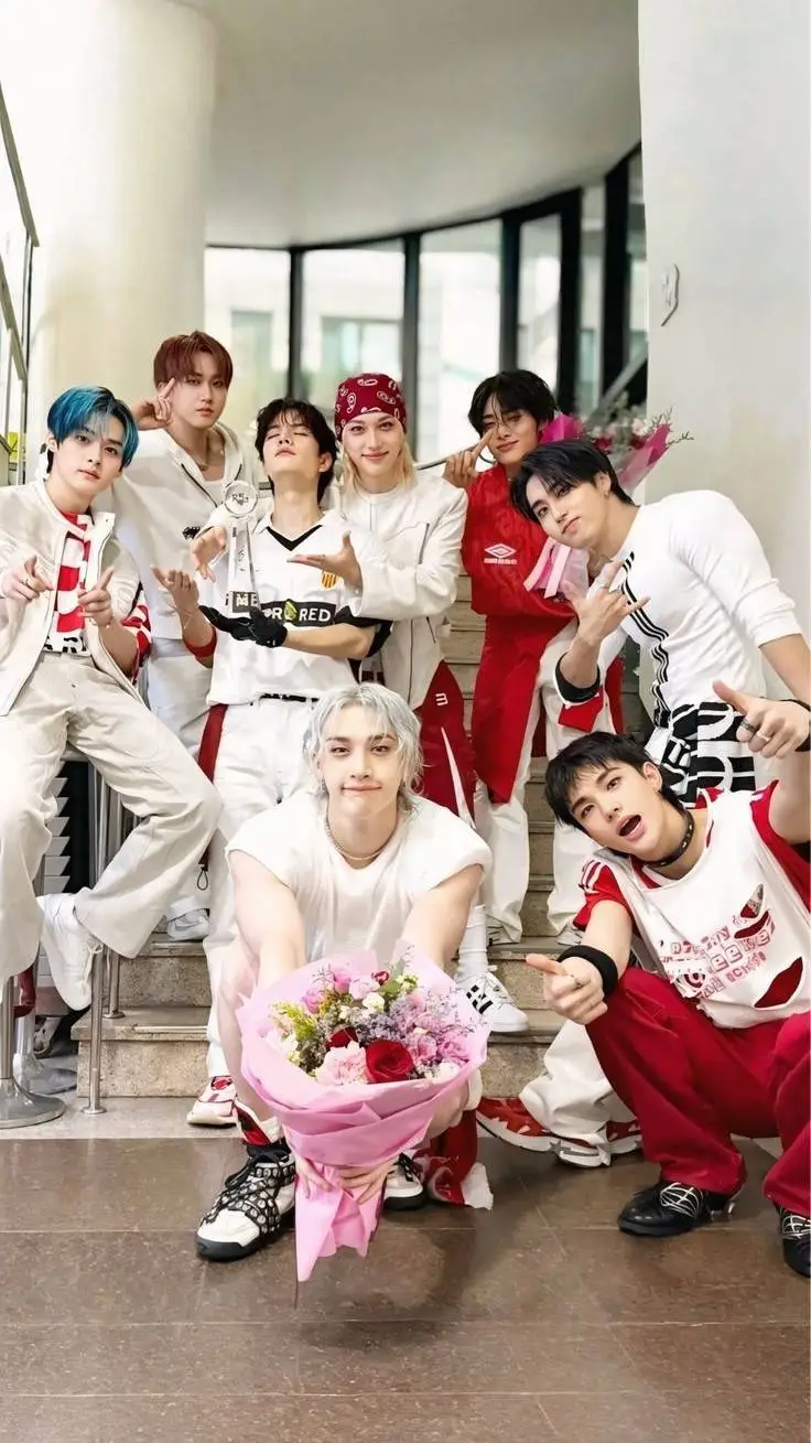 ai character: Straykids pickme ✨ background