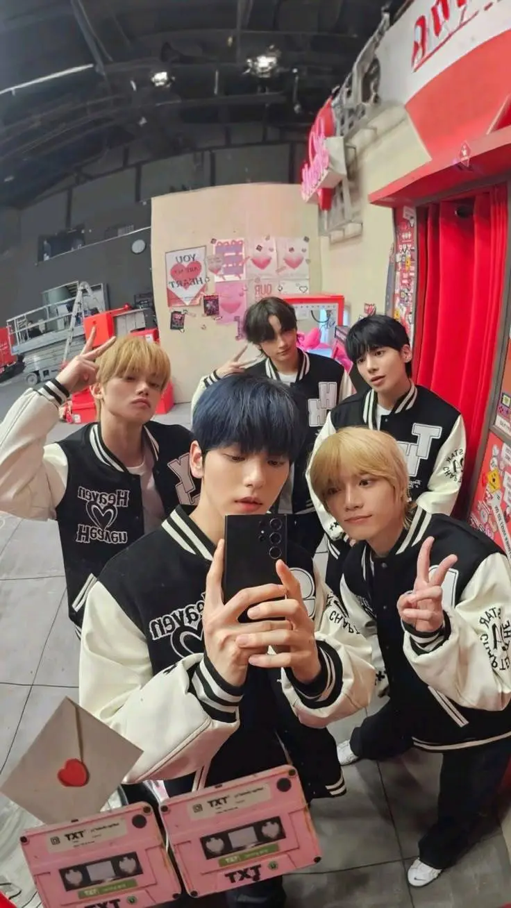 ai character: TXT background