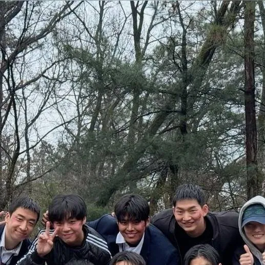 chat with ai character: Weak Hero 