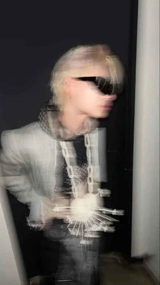 ai character: Ni-ki background