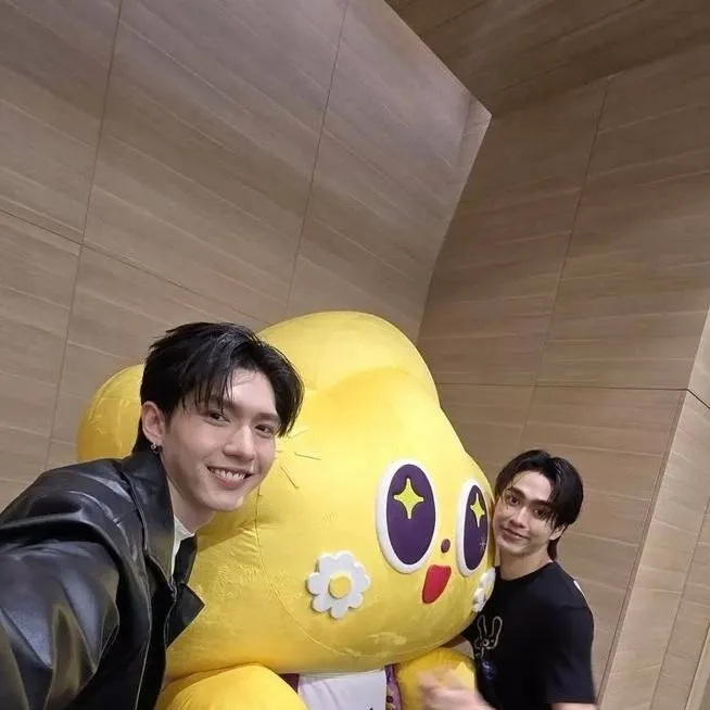 chat with ai character: AouBoom