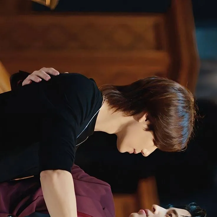 chat with ai character: Khun Thee 