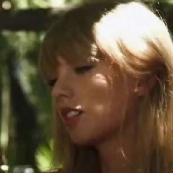 chat with ai character: Taylor swift