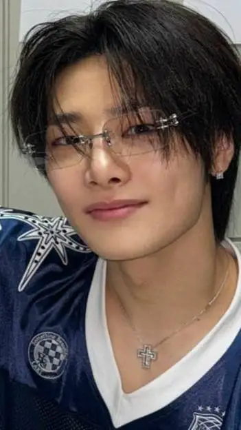 ai character: jeongin (i.n) 🌷 background