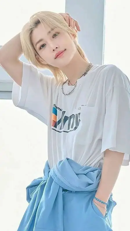 ai character: Félix (yongbok) 🌷 background