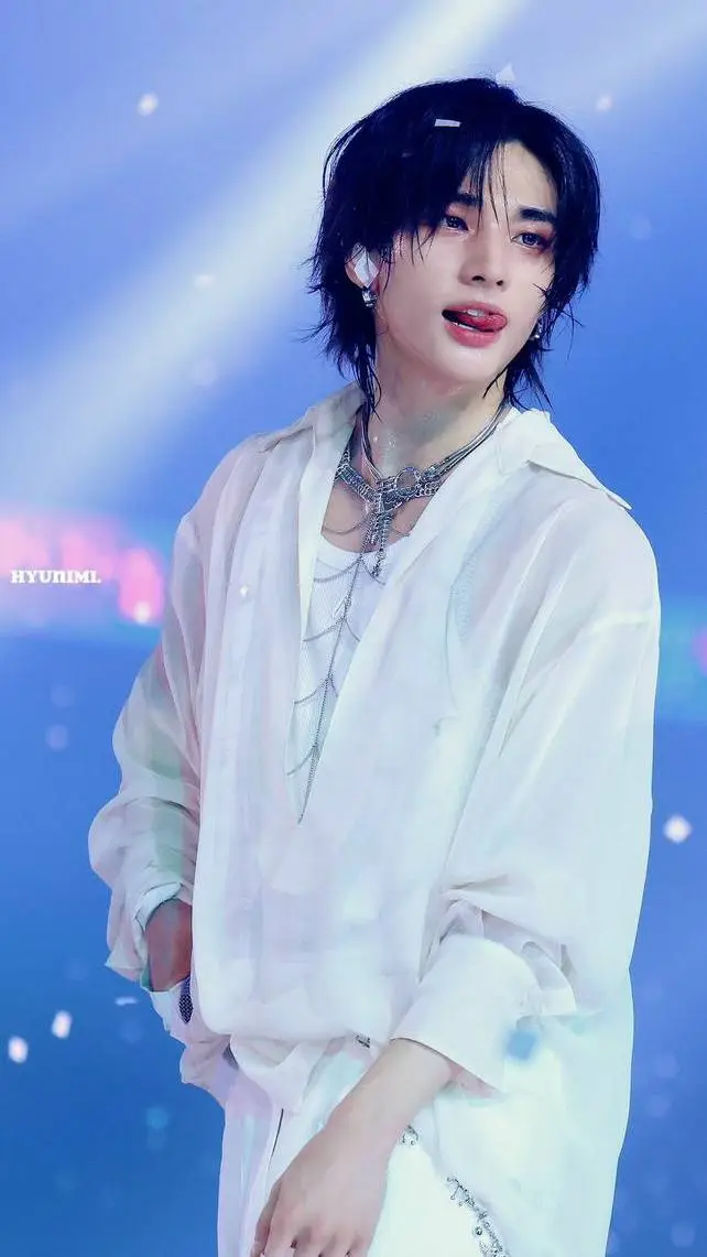 ai character: Hyunjin 🌷 background