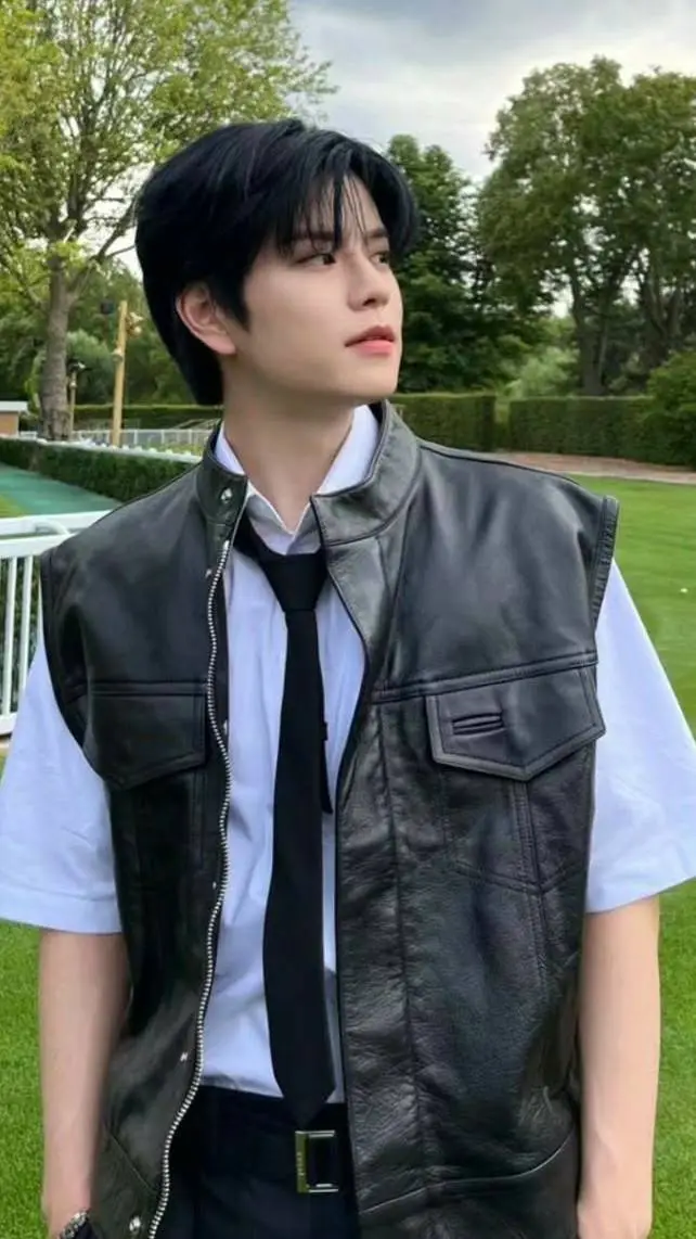 ai character: seungmin 🌷 background