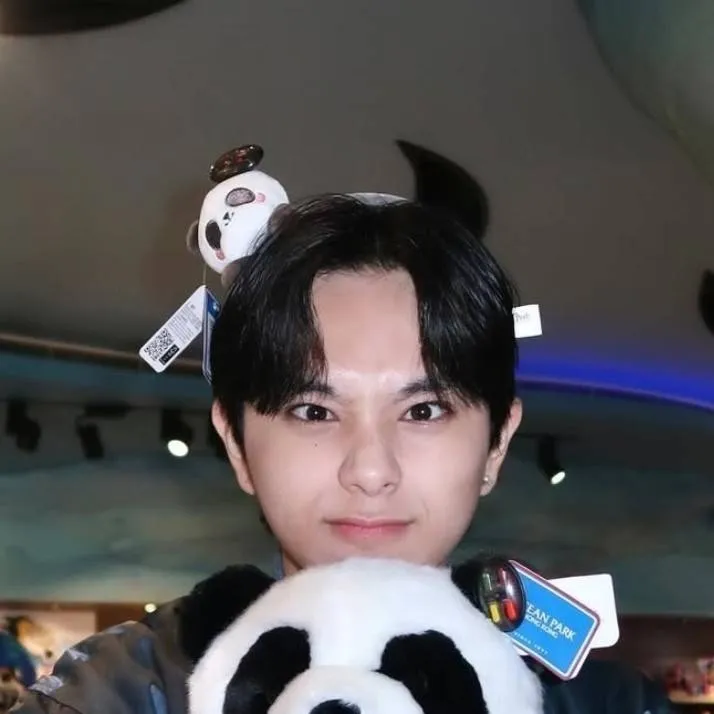 chat with ai character: ethan david