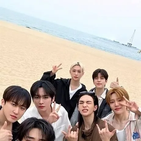chat with ai character: 🎀 Skz 🎀