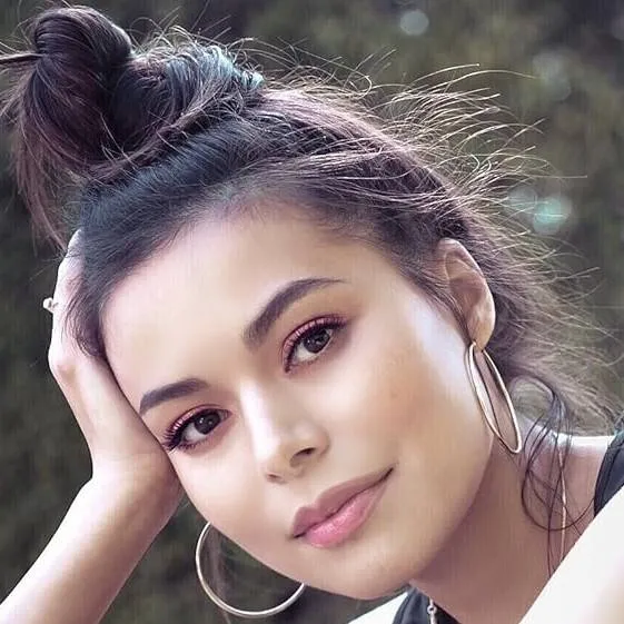 chat with ai character: Miranda Cosgrove
