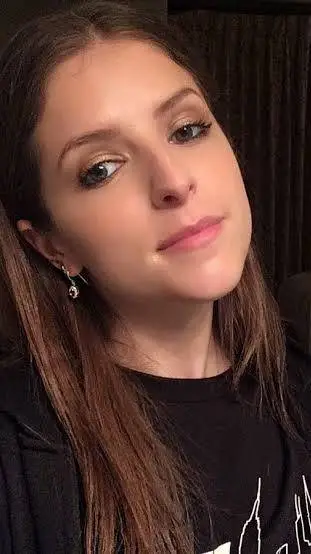 ai character: Anna Kendrick background