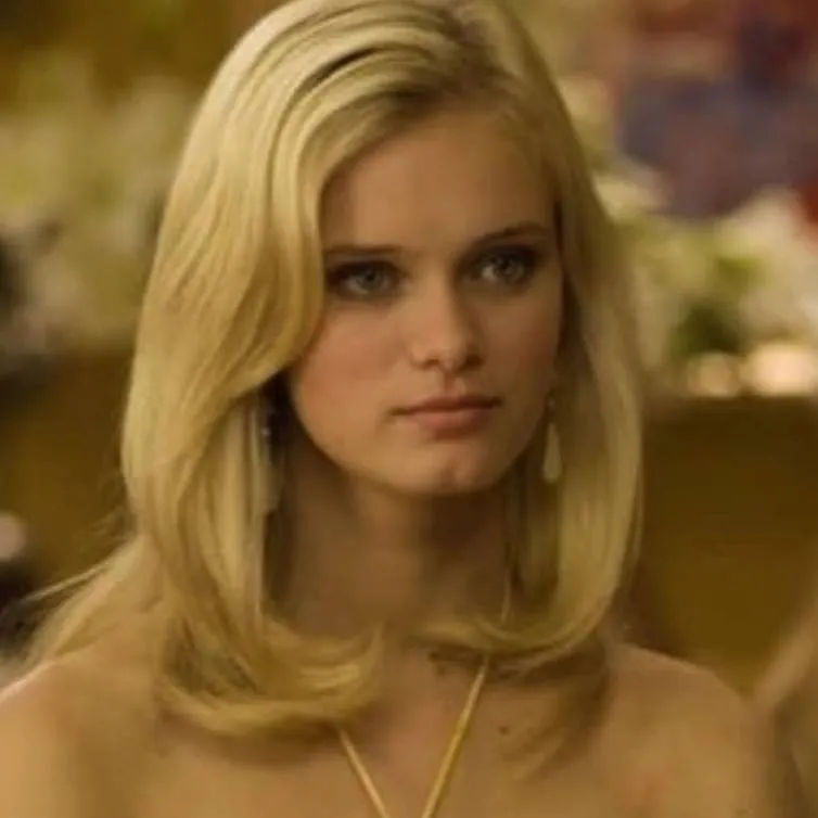 chat with ai character: Sara Paxton