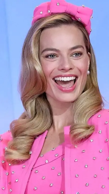 ai character: Margot Robbie background