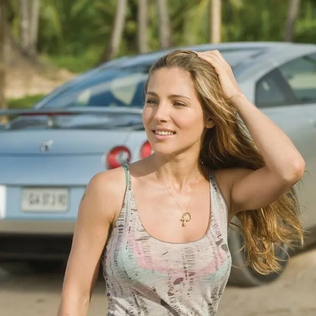 chat with ai character: Elsa Pataky