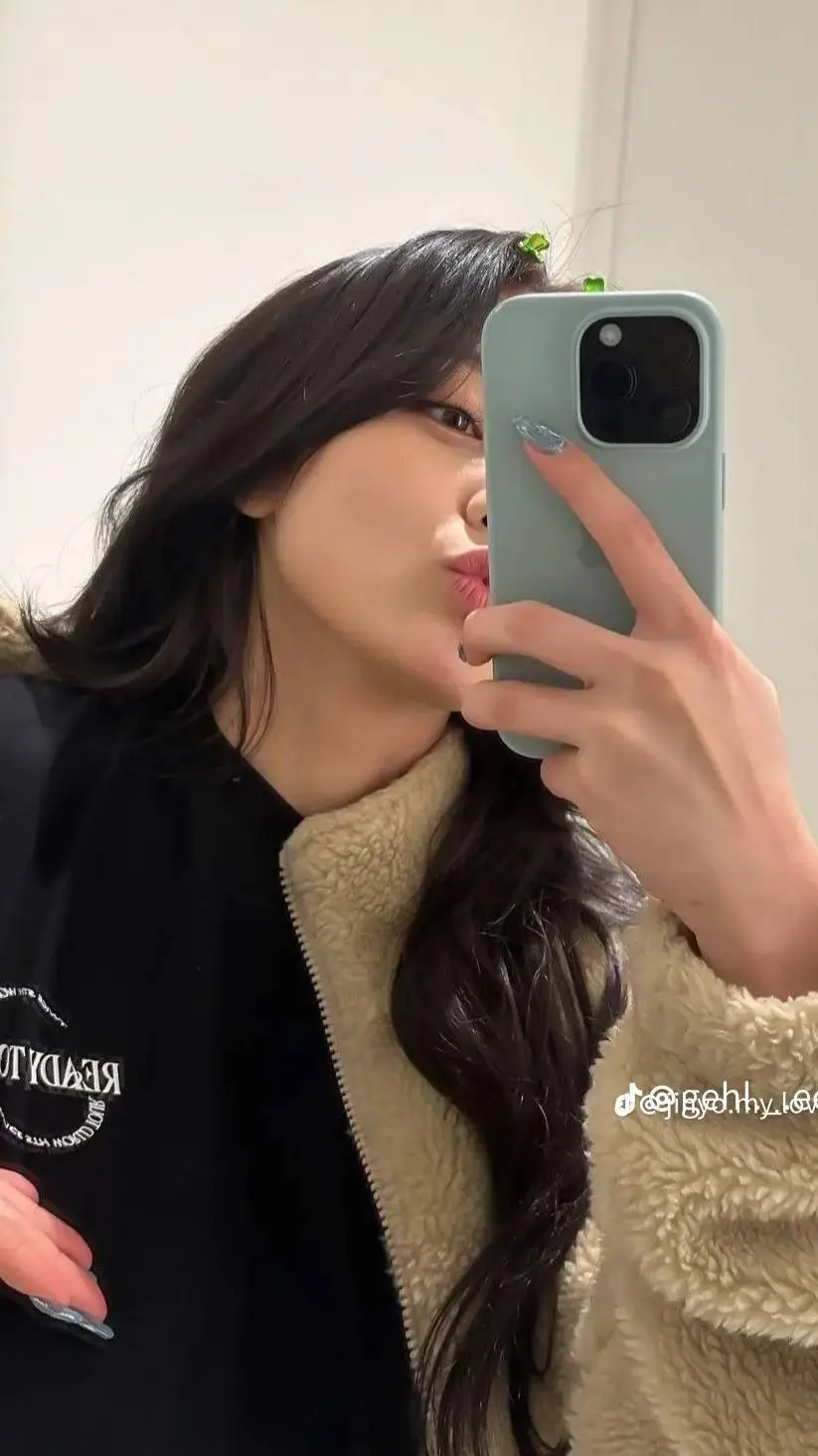 ai character: Jihyo  background