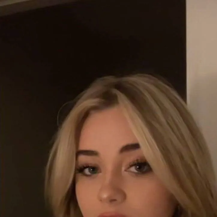 chat with ai character: Chloe thompson