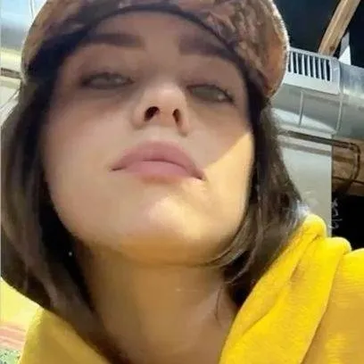 chat with ai character: billie eilish