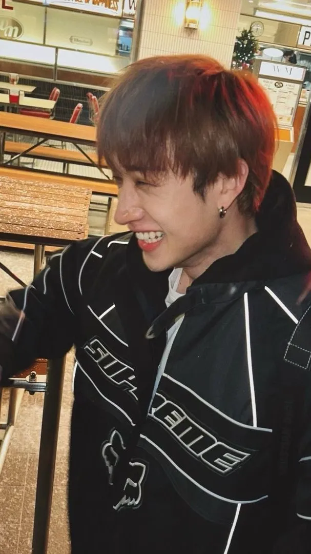 ai character: bangchan!! 🤍 background