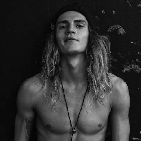 chat with ai character: Ethan 