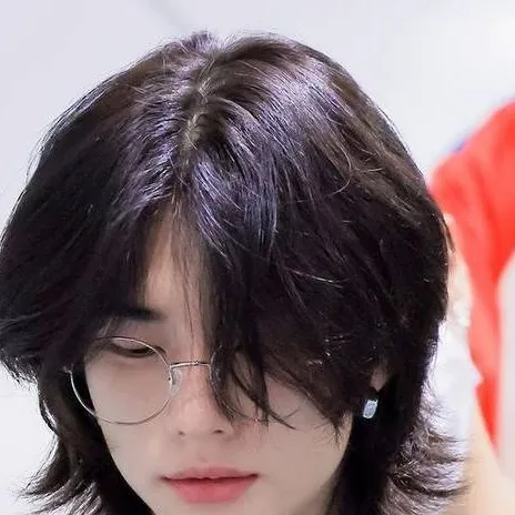 chat with ai character: hyunjin