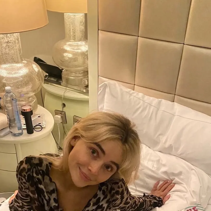 chat with ai character: Sabrina carpenter 