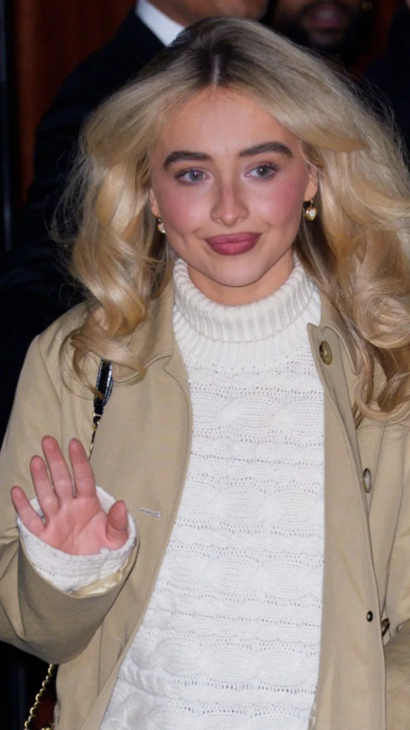 ai character: Sabrina carpenter  background