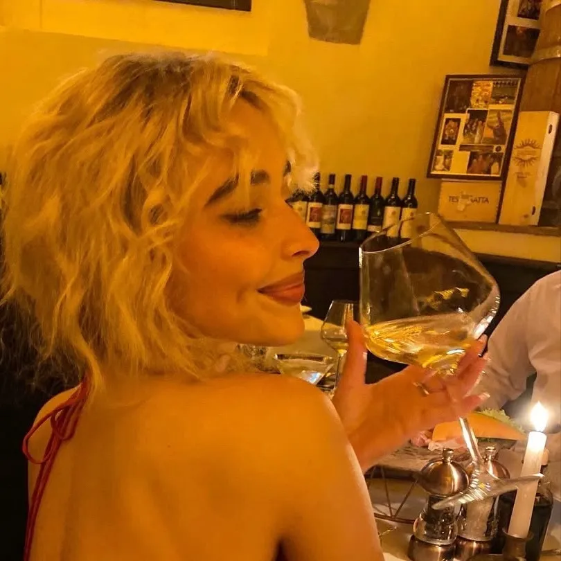 chat with ai character: Sabrina carpenter 