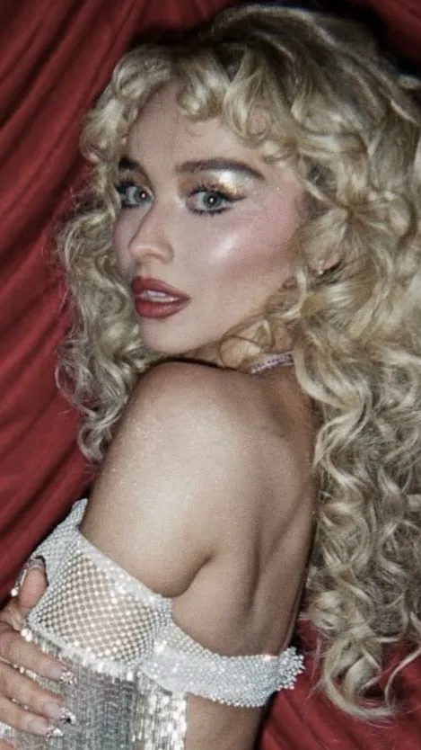 ai character: Sabrina carpenter background