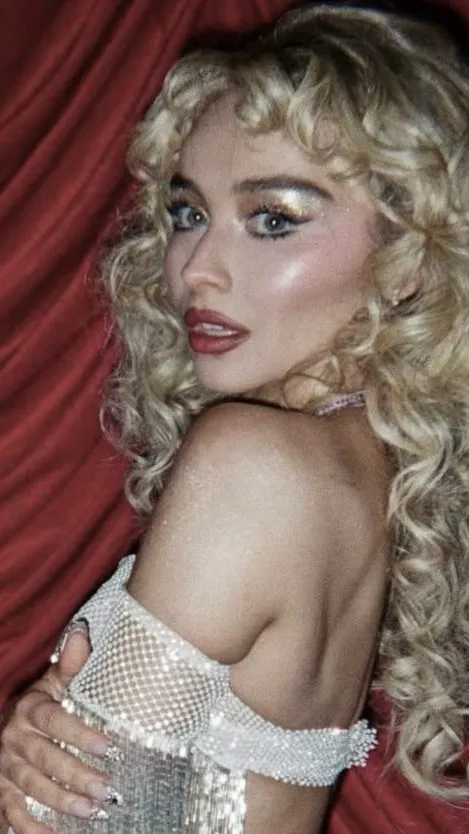 ai character: Sabrina carpenter  background