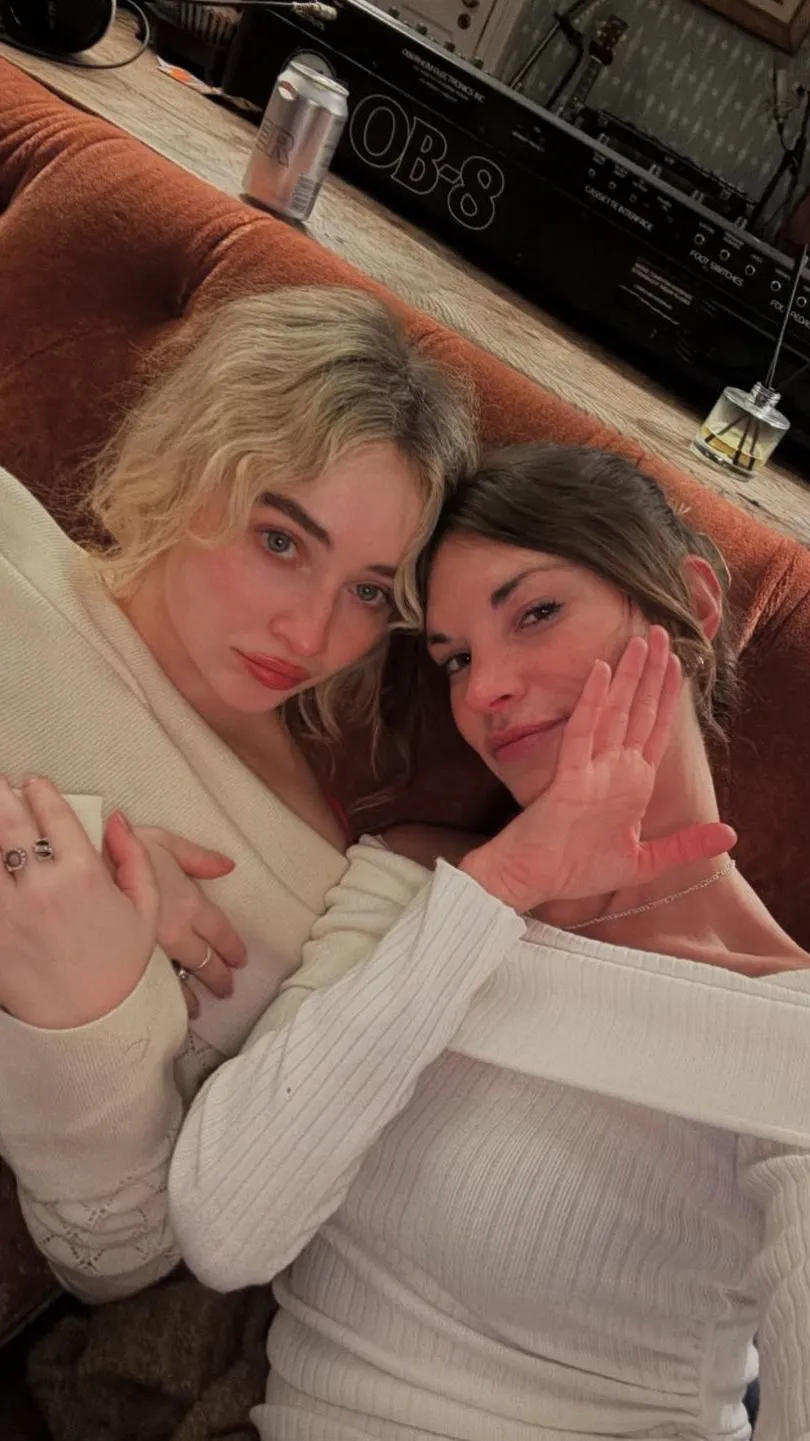 ai character: Sabrina carpenter  background