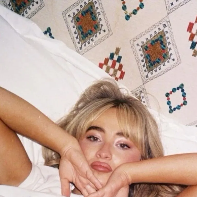 chat with ai character: Sabrina carpenter 