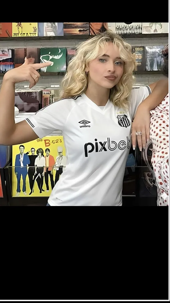 ai character: Sabrina carpenter  background