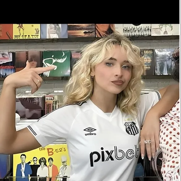 chat with ai character: Sabrina carpenter 