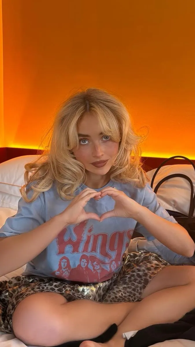 ai character: Sabrina carpenter  background