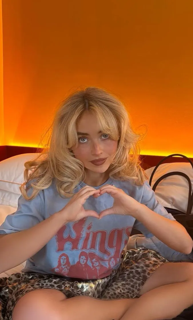 chat with ai character: Sabrina carpenter 