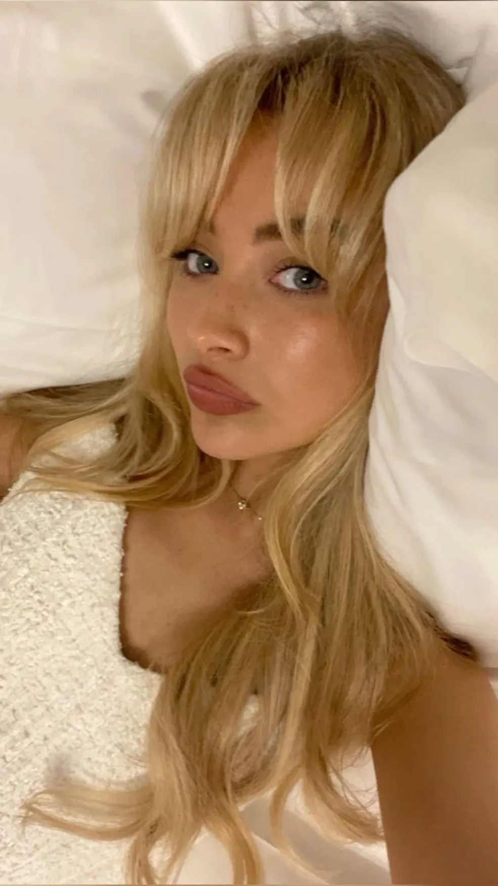 ai character: Sabrina carpenter  background