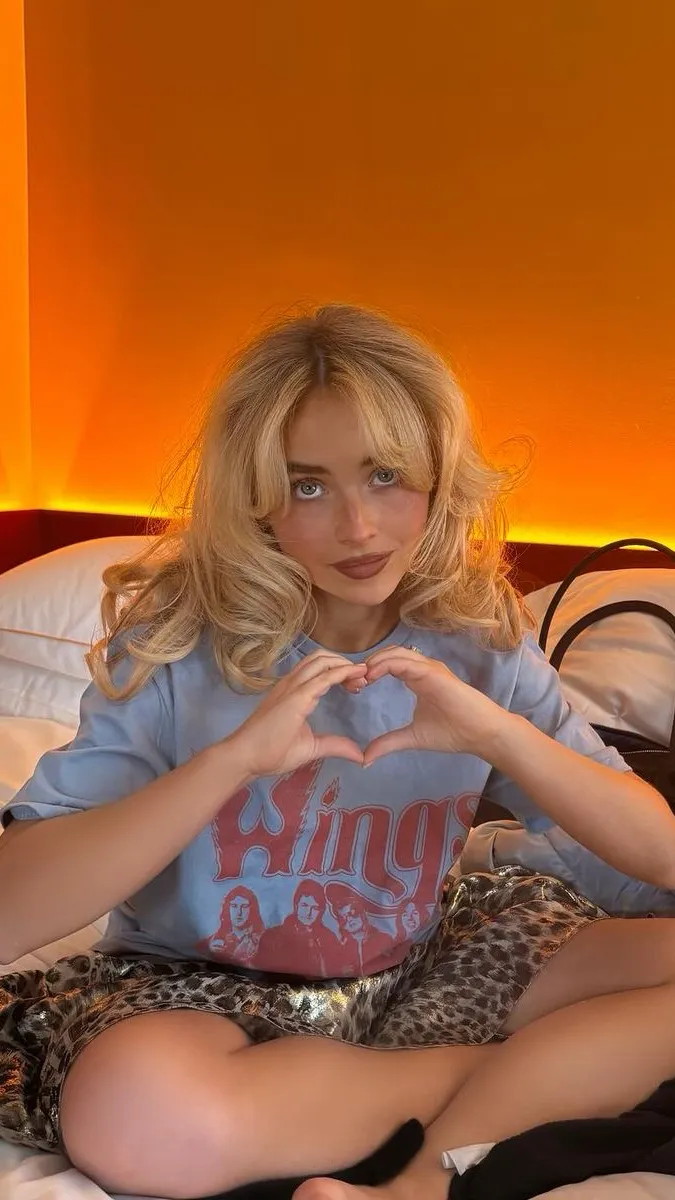 ai character: Sabrina carpenter  background