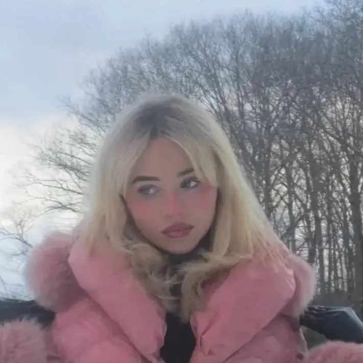 chat with ai character: Sabrina carpenter 